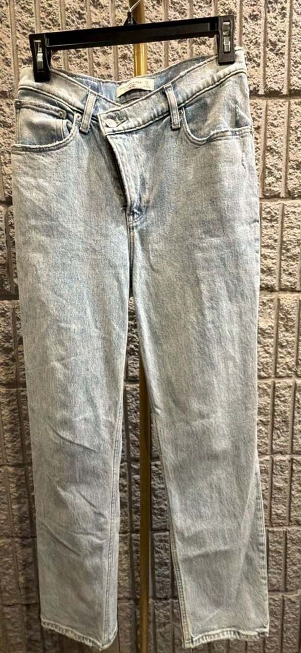 525 Abercrombie & Fitch The 90s Straight Ultra High Rise Light Wash  Size 26